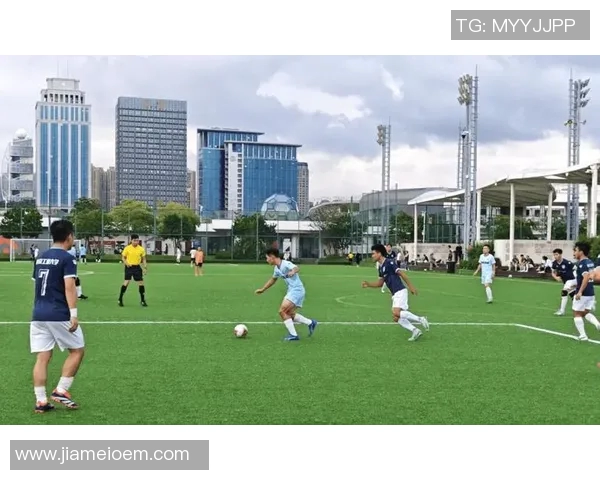 新人挑战足球球星技术极限 在绿茵场上上演激烈对决 新人挑战足球球星技术极限 在绿茵场上上演激烈对决